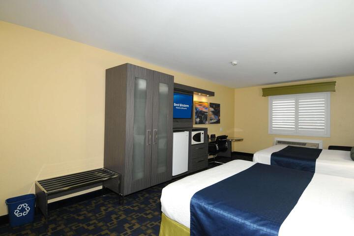 1 King Bed Microwave and Refrigerator WiFi Full Breakfast (15 of 17)
