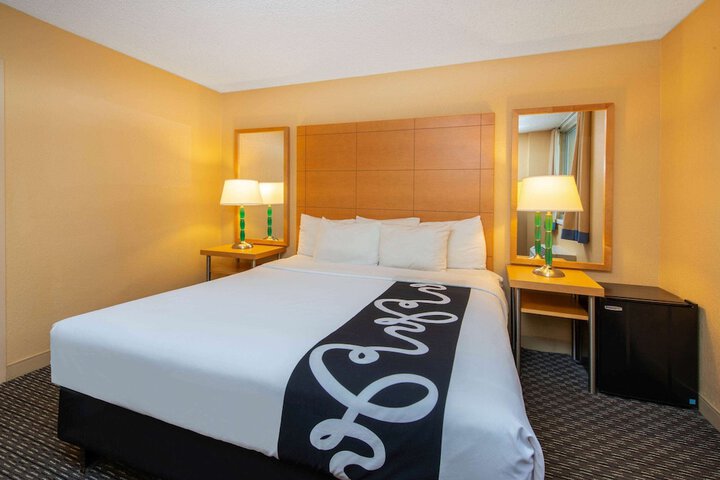 1 King Bed (8 of 12)