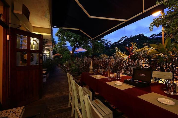 Dining 3 of 8
