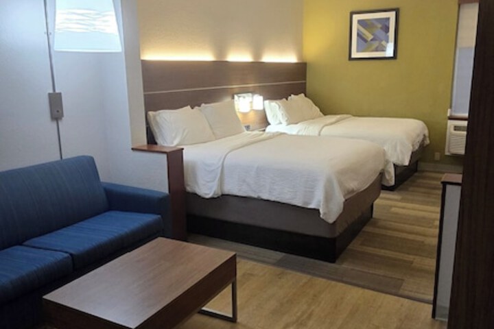 Room 4 of 8