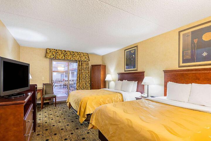 2 Queen Beds (10 of 10)