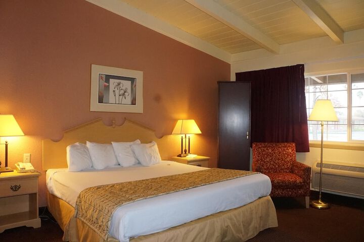 Deluxe King Bed (2 of 12)