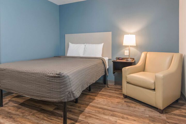 1 Queen Bed (10 of 22)