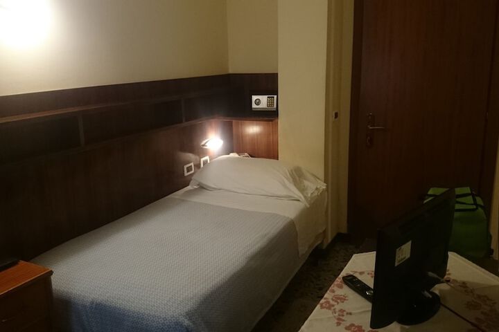 Room 11 of 37