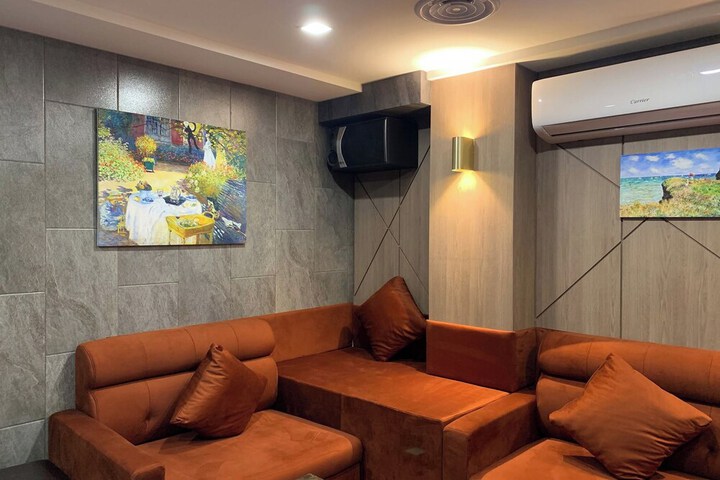 Lounge 41 of 60