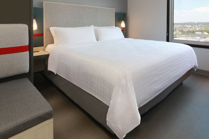1 King Bed (2 of 18)