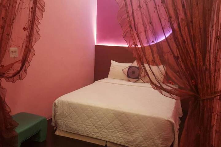 Room 9 of 33