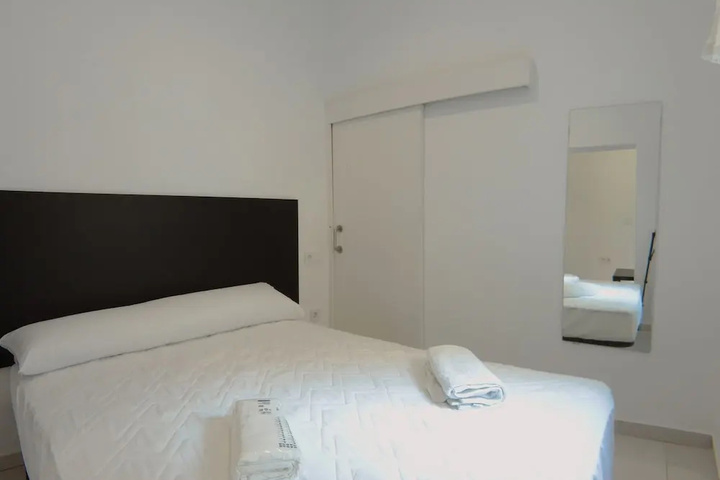 Room 6 of 12