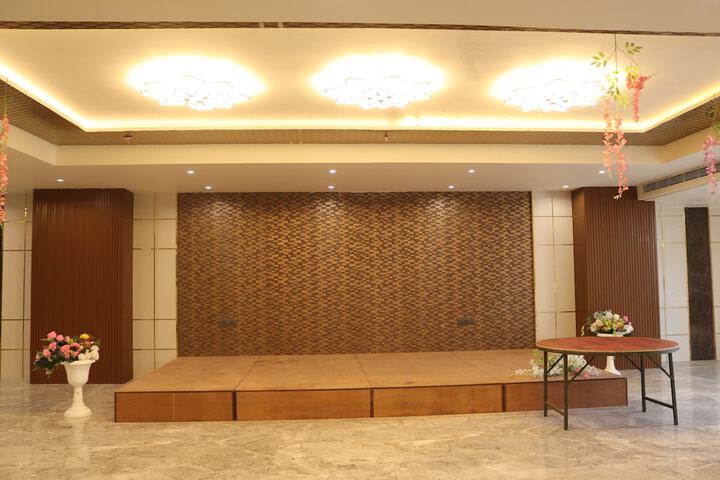 Ballroom/Hall 20 of 22