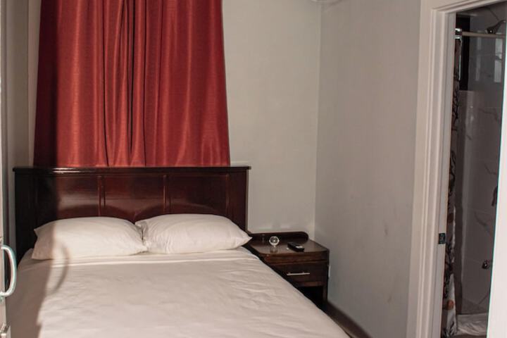 Room 6 of 16