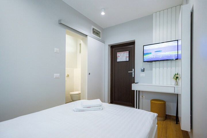 Room 4 of 18