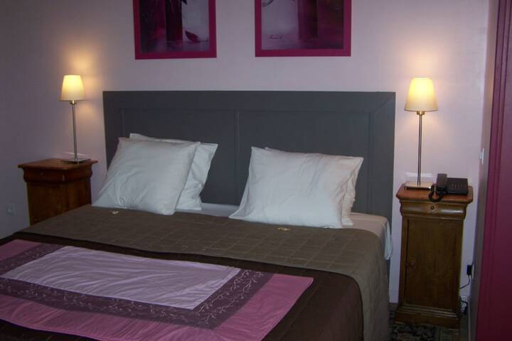 Room 4 of 77