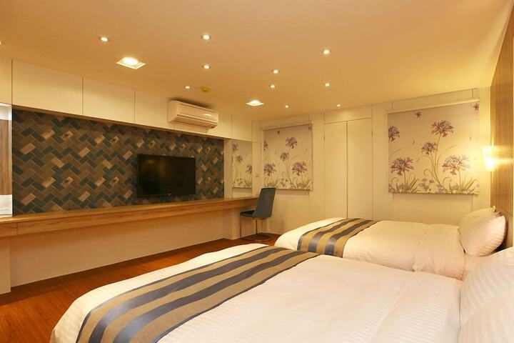 Room 9 of 30