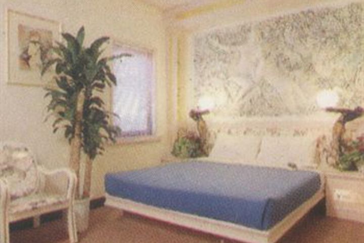Room 8 of 12