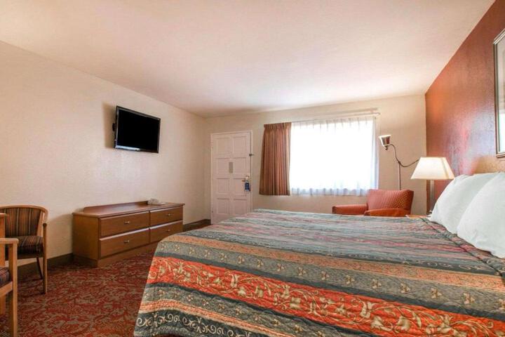 1 Queen Bed (3 of 23)