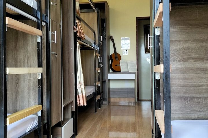 Room 5 of 8
