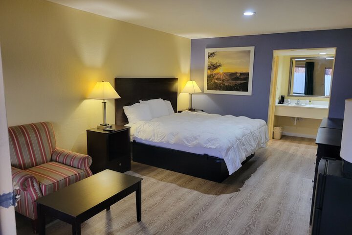 1 King Bed (4 of 5)