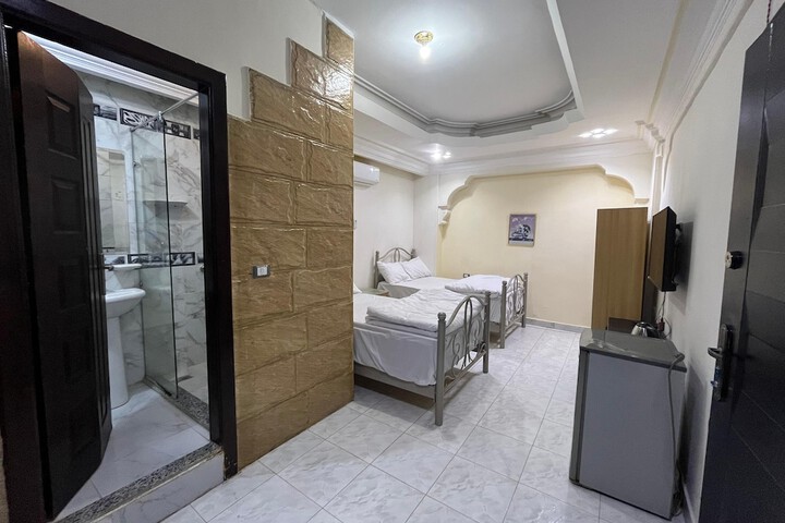 Room 4 of 114