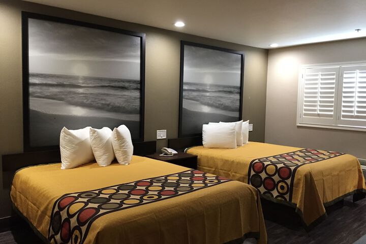 2 Queen Beds (11 of 13)