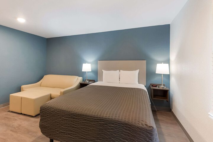 1 Queen Bed (10 of 23)