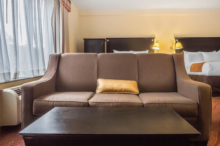 2 Queen Beds (11 of 16)