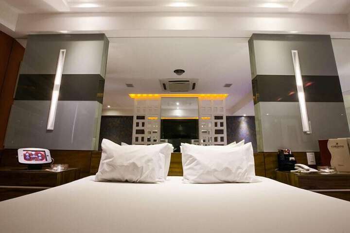 Room 8 of 35