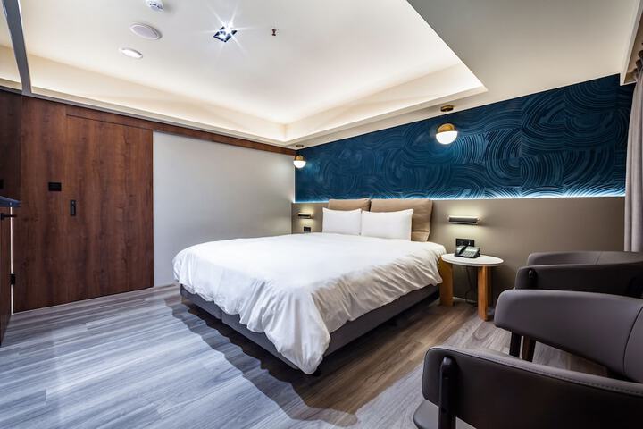 Room 5 of 16