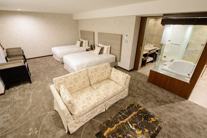 Room 12 of 96