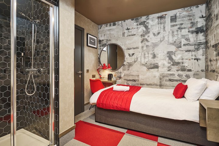 Room 10 of 12