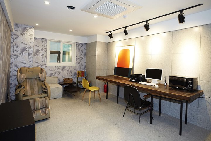 Business Center 20 of 23