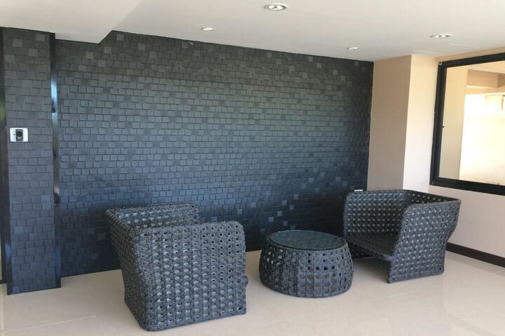Lounge 47 of 66