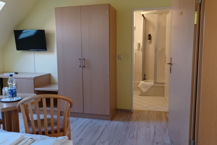 Room 10 of 23