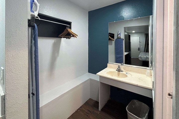 Room 9 of 10