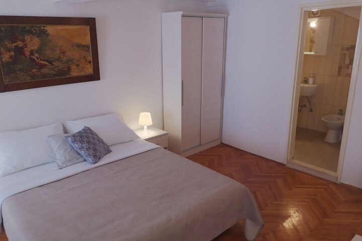Room 5 of 24