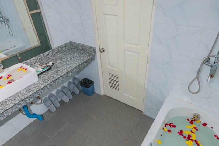 Room 13 of 21
