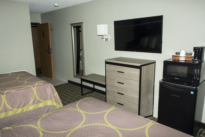 2 Queen Beds First Floor (12 of 17)
