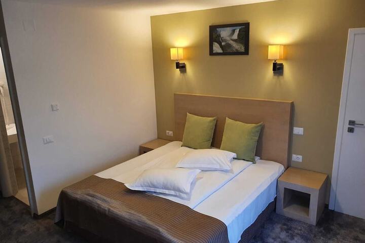 Room 4 of 42