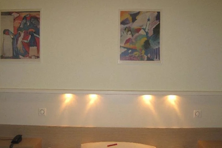 Room 10 of 14