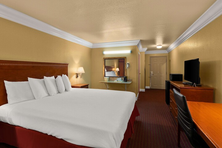 1 King Bed Microwave and Refrigerator WiFi Continental Breakfast (6 of 13)