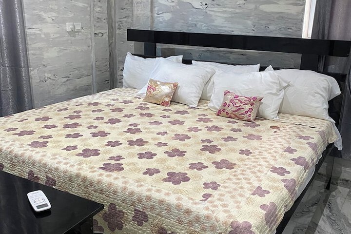 Room 6 of 11