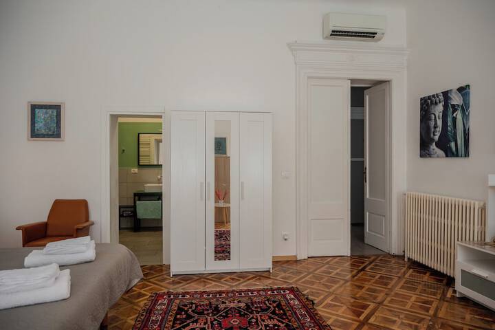 Room 33 of 71
