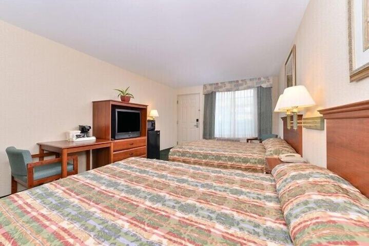 2 Double Beds (7 of 8)