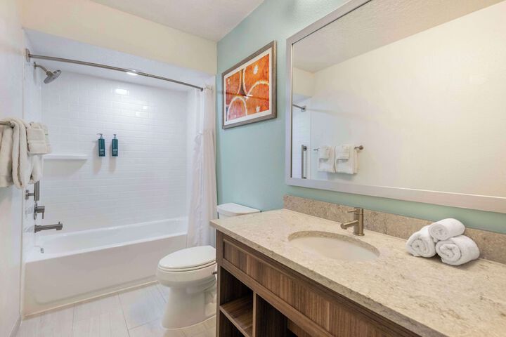 1 Bedroom Plus Suite Queen Bed Sofa Balcony (13 of 20)