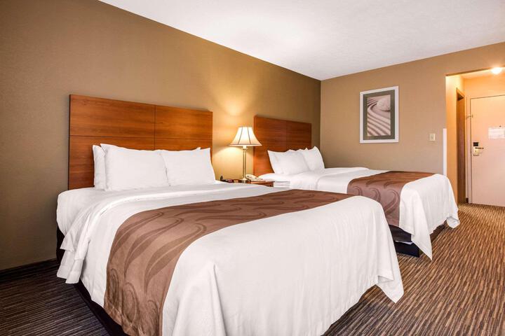 2 Queen Beds (10 of 20)