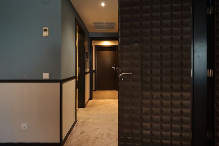 Room 32 of 157