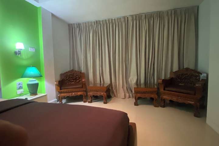 Room 26 of 77
