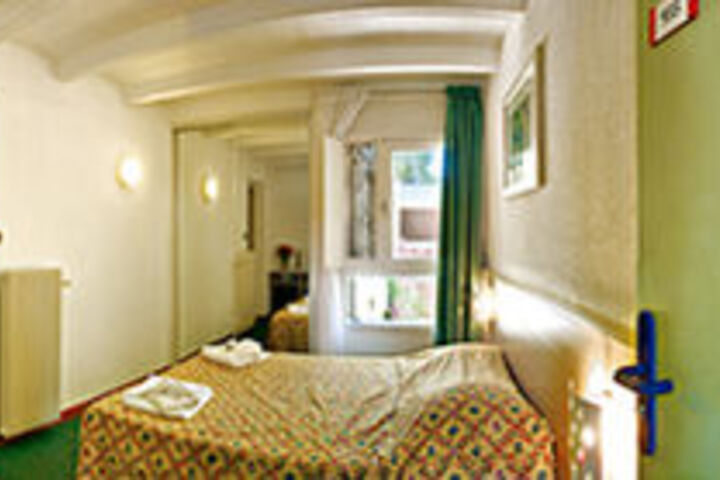 Room 5 of 11