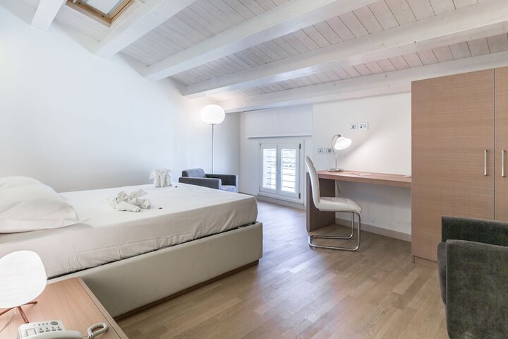 Room 40 of 198