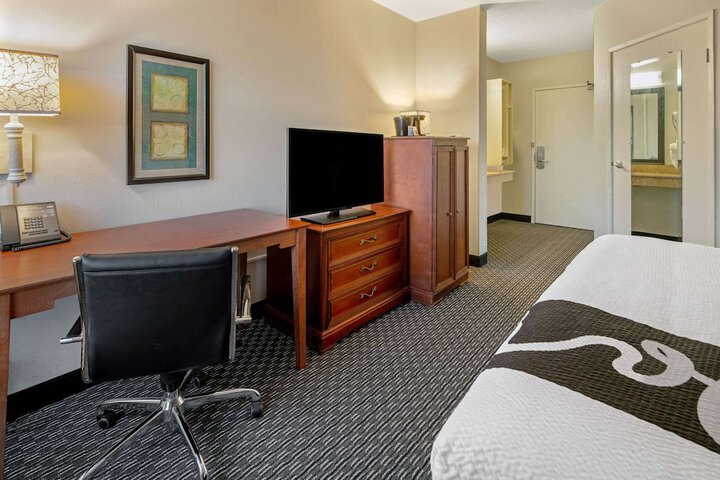 1 King Bed Mobility Hearing Impaired Accessible Room (2 of 12)
