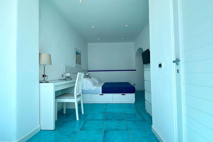 Room 6 of 37